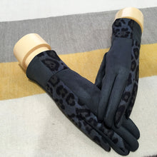 Load image into Gallery viewer, Leopard Print Gloves
